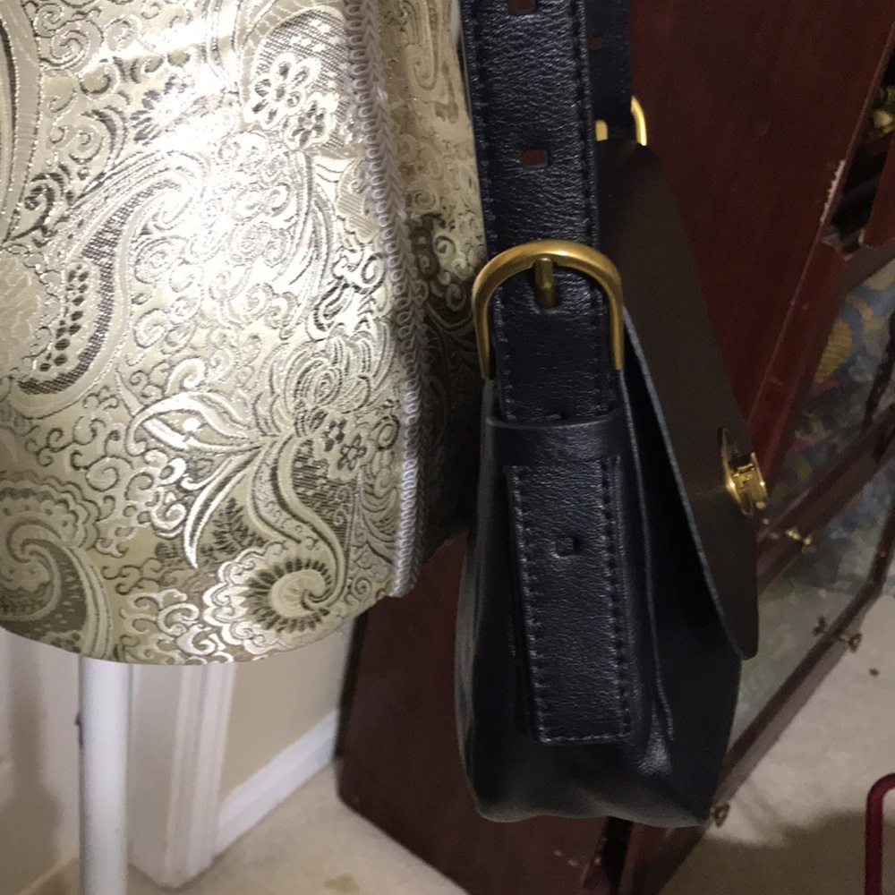 Fossil leather crossbody bag with adjustable strap and aged bronze hardwa. NWOT - Picture 3 of 10